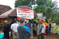 Warga terdampak banjir antre mendapatkan pelayanan kesehatan di Posko SAR Direktorat Samapta Polda Banten yang didirikan di Desa Sukamaju, Kecamatan Padarincang.