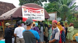 Warga terdampak banjir antre mendapatkan pelayanan kesehatan di Posko SAR Direktorat Samapta Polda Banten yang didirikan di Desa Sukamaju, Kecamatan Padarincang.