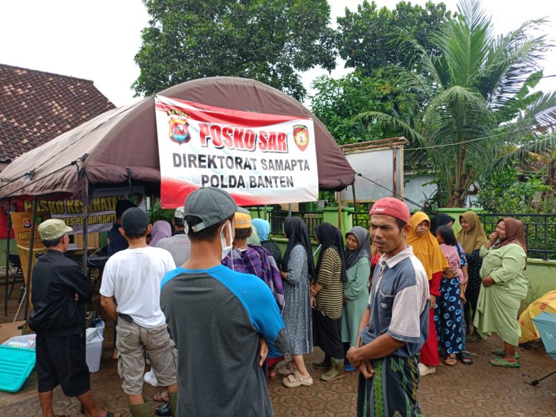 Warga terdampak banjir antre mendapatkan pelayanan kesehatan di Posko SAR Direktorat Samapta Polda Banten yang didirikan di Desa Sukamaju, Kecamatan Padarincang.