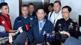 Petugas Badan Narkotika Nasional (BNN) bersama Bea dan Cukai menyampaikan keterangan pers terkait pengungkapan jaringan narkotika bermodus vape dan minuman energi di Bandara Soekarno-Hatta. (Foto: Istimewa/AS)