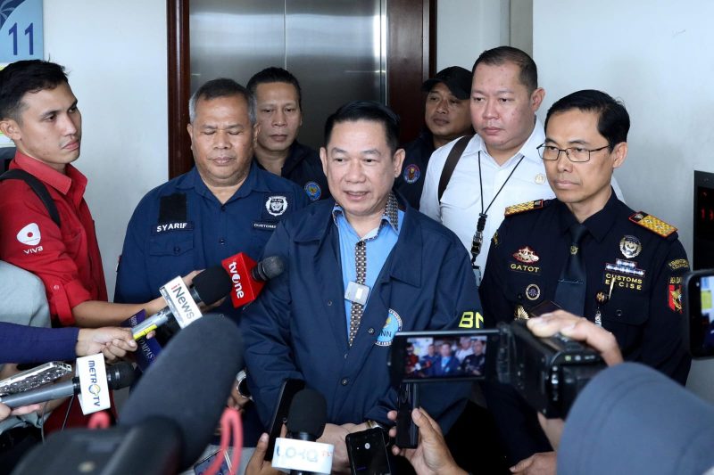 Petugas Badan Narkotika Nasional (BNN) bersama Bea dan Cukai menyampaikan keterangan pers terkait pengungkapan jaringan narkotika bermodus vape dan minuman energi di Bandara Soekarno-Hatta. (Foto: Istimewa/AS)