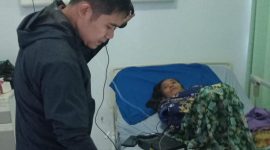 Petugas Disdukcapil Kabupaten Tangerang melakukan perekaman KTP-el langsung di ruang perawatan rumah sakit bagi warga yang tengah menjalani pengobatan.