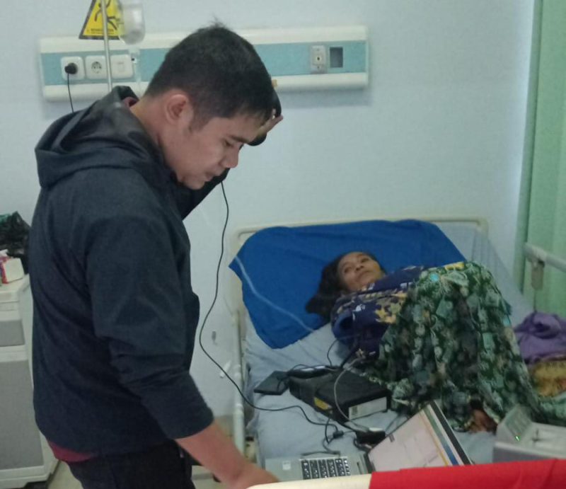 Petugas Disdukcapil Kabupaten Tangerang melakukan perekaman KTP-el langsung di ruang perawatan rumah sakit bagi warga yang tengah menjalani pengobatan.