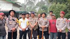 Soliditas Polri dan warga Kampung Setie usai apel singkat sebelum memulai kerja bakti pembersihan akses jalan pascabencana.