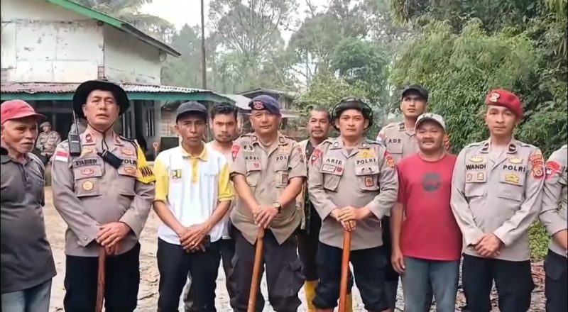 Soliditas Polri dan warga Kampung Setie usai apel singkat sebelum memulai kerja bakti pembersihan akses jalan pascabencana.
