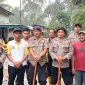 Soliditas Polri dan warga Kampung Setie usai apel singkat sebelum memulai kerja bakti pembersihan akses jalan pascabencana.