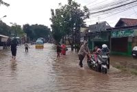 Banjir merendam Jalan Raya Serang–Pandeglang di KM 12 Baros, menyebabkan aktivitas warga dan arus lalu lintas terganggu akibat luapan Sungai Cipareang.
