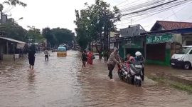 Banjir merendam Jalan Raya Serang–Pandeglang di KM 12 Baros, menyebabkan aktivitas warga dan arus lalu lintas terganggu akibat luapan Sungai Cipareang.
