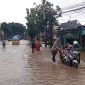 Banjir merendam Jalan Raya Serang–Pandeglang di KM 12 Baros, menyebabkan aktivitas warga dan arus lalu lintas terganggu akibat luapan Sungai Cipareang.