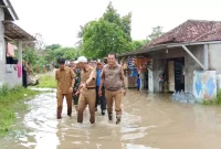 Camat Kemiri Rudi HK bersama jajaran dan Kepala Desa Legok Sukamaju M. Fathuloh meninjau langsung lokasi banjir pasca hujan lebat di Kampung Kendayakan, Desa Legok Sukamaju, Kecamatan Kemiri, Kabupaten Tangerang (Forum Jurnalis Kemiri/Metrosiar)