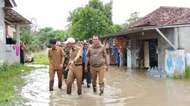 Camat Kemiri Rudi HK bersama jajaran dan Kepala Desa Legok Sukamaju M. Fathuloh meninjau langsung lokasi banjir pasca hujan lebat di Kampung Kendayakan, Desa Legok Sukamaju, Kecamatan Kemiri, Kabupaten Tangerang (Forum Jurnalis Kemiri/Metrosiar)