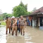 Camat Kemiri Rudi HK bersama jajaran dan Kepala Desa Legok Sukamaju M. Fathuloh meninjau langsung lokasi banjir pasca hujan lebat di Kampung Kendayakan, Desa Legok Sukamaju, Kecamatan Kemiri, Kabupaten Tangerang (Forum Jurnalis Kemiri/Metrosiar)