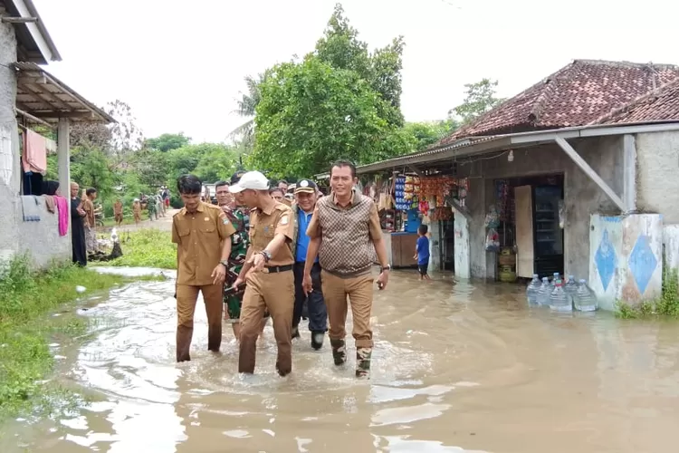 Camat Kemiri Rudi HK bersama jajaran dan Kepala Desa Legok Sukamaju M. Fathuloh meninjau langsung lokasi banjir pasca hujan lebat di Kampung Kendayakan, Desa Legok Sukamaju, Kecamatan Kemiri, Kabupaten Tangerang (Forum Jurnalis Kemiri/Metrosiar)