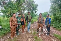 Camat Kemiri turun langsung melakukan inspeksi lapangan guna memantau kondisi akses jalan yang memprihatinkan di wilayah Kampung Kayu Apu, RT 10/05, Desa Klebet, Kabupaten Tangerang.(dok istimewa)