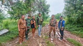 Camat Kemiri turun langsung melakukan inspeksi lapangan guna memantau kondisi akses jalan yang memprihatinkan di wilayah Kampung Kayu Apu, RT 10/05, Desa Klebet, Kabupaten Tangerang.(dok istimewa)