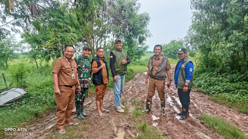 Camat Kemiri turun langsung melakukan inspeksi lapangan guna memantau kondisi akses jalan yang memprihatinkan di wilayah Kampung Kayu Apu, RT 10/05, Desa Klebet, Kabupaten Tangerang.(dok istimewa)