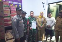 Dandim 0510/Tigaraksa bersama unsur TNI-Polri dan pemerintah kecamatan mendata serta menyiapkan bantuan logistik bagi warga terdampak banjir di Kosambi Barat, Kabupaten Tangerang.