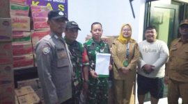 Dandim 0510/Tigaraksa bersama unsur TNI-Polri dan pemerintah kecamatan mendata serta menyiapkan bantuan logistik bagi warga terdampak banjir di Kosambi Barat, Kabupaten Tangerang.