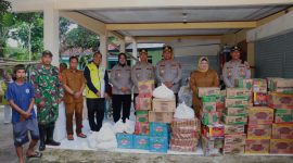 Kapolresta Tangerang bersama jajaran dan Wakil Bupati Tangerang Intan Nurul Hikmah menyalurkan bantuan logistik kepada warga terdampak banjir di Desa Margasari, Tigaraksa, sebagai bentuk respons cepat penanganan bencana.