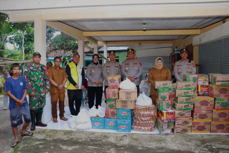 Kapolresta Tangerang bersama jajaran dan Wakil Bupati Tangerang Intan Nurul Hikmah menyalurkan bantuan logistik kepada warga terdampak banjir di Desa Margasari, Tigaraksa, sebagai bentuk respons cepat penanganan bencana.