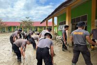 Personel Brimob Polda Banten bersama tim gabungan berjibaku membersihkan lumpur di lingkungan Dayah Babussalam Baktiya, Aceh Utara, pascabencana.
