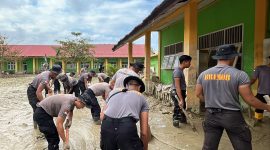 Personel Brimob Polda Banten bersama tim gabungan berjibaku membersihkan lumpur di lingkungan Dayah Babussalam Baktiya, Aceh Utara, pascabencana.