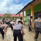 Personel Brimob Polda Banten bersama tim gabungan berjibaku membersihkan lumpur di lingkungan Dayah Babussalam Baktiya, Aceh Utara, pascabencana.