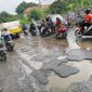 Jalan Raya Pasar Kemis rusak parah dan dipenuhi lubang besar yang tergenang air. Pengendara motor harus ekstra hati-hati saat melintas karena licin dan rawan kecelakaan.