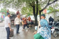 Lurah Kutabumi, Ade Sunaryo, meninjau langsung kerja bakti pembersihan kali mati di perbatasan Kutabumi–Gelam Jaya sebagai langkah antisipasi banjir.