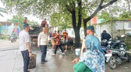Lurah Kutabumi, Ade Sunaryo, meninjau langsung kerja bakti pembersihan kali mati di perbatasan Kutabumi–Gelam Jaya sebagai langkah antisipasi banjir.
