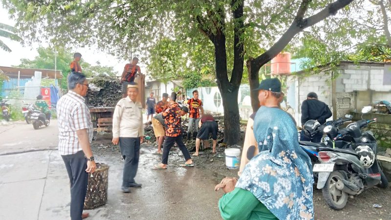 Lurah Kutabumi, Ade Sunaryo, meninjau langsung kerja bakti pembersihan kali mati di perbatasan Kutabumi–Gelam Jaya sebagai langkah antisipasi banjir.