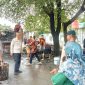 Lurah Kutabumi, Ade Sunaryo, meninjau langsung kerja bakti pembersihan kali mati di perbatasan Kutabumi–Gelam Jaya sebagai langkah antisipasi banjir.