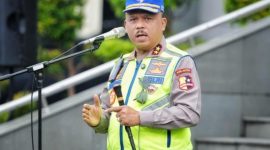 Kakorlantas Polri Irjen Pol Agus Suryonugroho memberikan arahan saat apel perdana 2026, menekankan transformasi dan pelayanan publik yang lebih humanis.