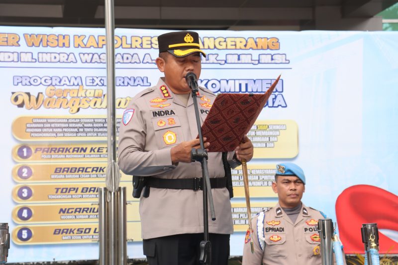 Kapolresta Tangerang Kombes Pol Andi Muhammad Indra Waspada Amirullah memimpin jalannya upacara sertijab pejabat utama di Lapangan Apel Polresta Tangerang, Selasa (20/1/2026).