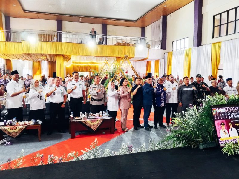 Jajaran pejabat daerah, unsur TNI–Polri, dan perwakilan DPRD berfoto bersama usai pembukaan Musrenbang di Gedung GSG Kecamatan Pasar Kemis, Kabupaten Tangerang.
