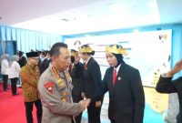 Kapolri Jenderal Listyo Sigit Prabowo menyalami jajaran perwira Polri usai peluncuran Direktorat PPA-PPO sebagai simbol komitmen penguatan perlindungan perempuan, anak, dan kelompok rentan.