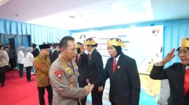 Kapolri Jenderal Listyo Sigit Prabowo menyalami jajaran perwira Polri usai peluncuran Direktorat PPA-PPO sebagai simbol komitmen penguatan perlindungan perempuan, anak, dan kelompok rentan.