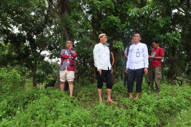 Camat Kemiri bersama Kades Klebet turun langsung ke Lokasi tanggul jebol kali cimanceruri(dok.fjk)