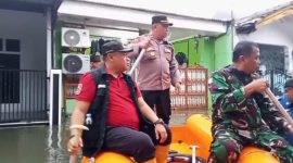 Petugas gabungan TNI-Polri dan pemerintah kecamatan menggunakan perahu karet untuk menjangkau permukiman warga yang terendam banjir di Desa Gelam Jaya, Pasar Kemis, guna memastikan keselamatan serta distribusi bantuan berjalan lancar.