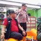 Petugas gabungan TNI-Polri dan pemerintah kecamatan menggunakan perahu karet untuk menjangkau permukiman warga yang terendam banjir di Desa Gelam Jaya, Pasar Kemis, guna memastikan keselamatan serta distribusi bantuan berjalan lancar.