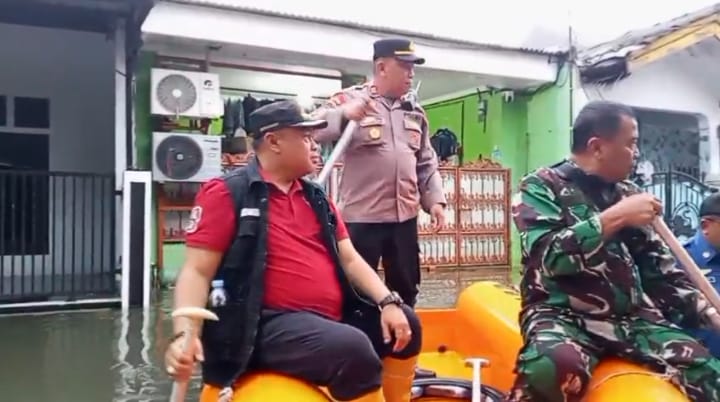 Petugas gabungan TNI-Polri dan pemerintah kecamatan menggunakan perahu karet untuk menjangkau permukiman warga yang terendam banjir di Desa Gelam Jaya, Pasar Kemis, guna memastikan keselamatan serta distribusi bantuan berjalan lancar.