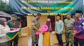 Dandim 0510/Tigaraksa, Letkol Inf Yudho Setyono, S.H., menyerahkan kunci rumah secara simbolis kepada warga penerima manfaat program rehabilitasi rumah tidak layak huni di Kampung Ranca Sadang, Desa Tapos, Jumat (23/01), dalam rangka HUT Korem 052/Wijayakrama ke-27.