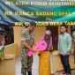 Dandim 0510/Tigaraksa, Letkol Inf Yudho Setyono, S.H., menyerahkan kunci rumah secara simbolis kepada warga penerima manfaat program rehabilitasi rumah tidak layak huni di Kampung Ranca Sadang, Desa Tapos, Jumat (23/01), dalam rangka HUT Korem 052/Wijayakrama ke-27.