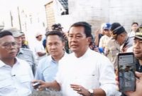 Gubernur dan bupati berdialog langsung dengan warga saat meninjau lokasi banjir di kawasan permukiman RW 17 Villa Tomang Baru, Desa Gelam Jaya, Kecamatan Pasar Kemis.