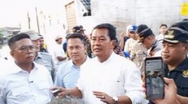 Gubernur dan bupati berdialog langsung dengan warga saat meninjau lokasi banjir di kawasan permukiman RW 17 Villa Tomang Baru, Desa Gelam Jaya, Kecamatan Pasar Kemis.