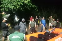 Camat Kemiri bersama Para Kades dan warga sekitar berupaya gotong royong mengevakuasi korban bencana banjir(dok.fjk)