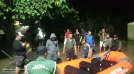Camat Kemiri bersama Para Kades dan warga sekitar berupaya gotong royong mengevakuasi korban bencana banjir(dok.fjk)