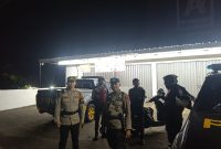 Sejumlah personel Polres Pandeglang melakukan pemeriksaan kendaraan dan pemantauan situasi sekitar lokasi yang diduga menjadi titik kumpul balap liar.