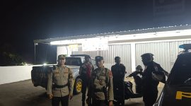 Sejumlah personel Polres Pandeglang melakukan pemeriksaan kendaraan dan pemantauan situasi sekitar lokasi yang diduga menjadi titik kumpul balap liar.