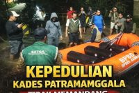 Camat Kemiri bersama Para Kades dan warga sekitar berupaya gotong royong mengevakuasi korban bencana banjir(dok.fjk)